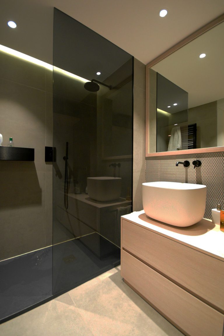 Optimisez votre espace avec un porte-manteau salle de bain