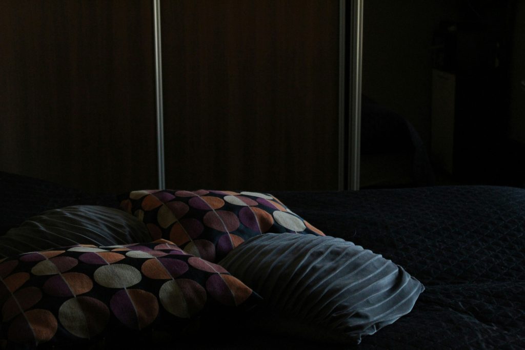 Découvrez l’art du Hygge : transformer votre maison avec des coussins ronds