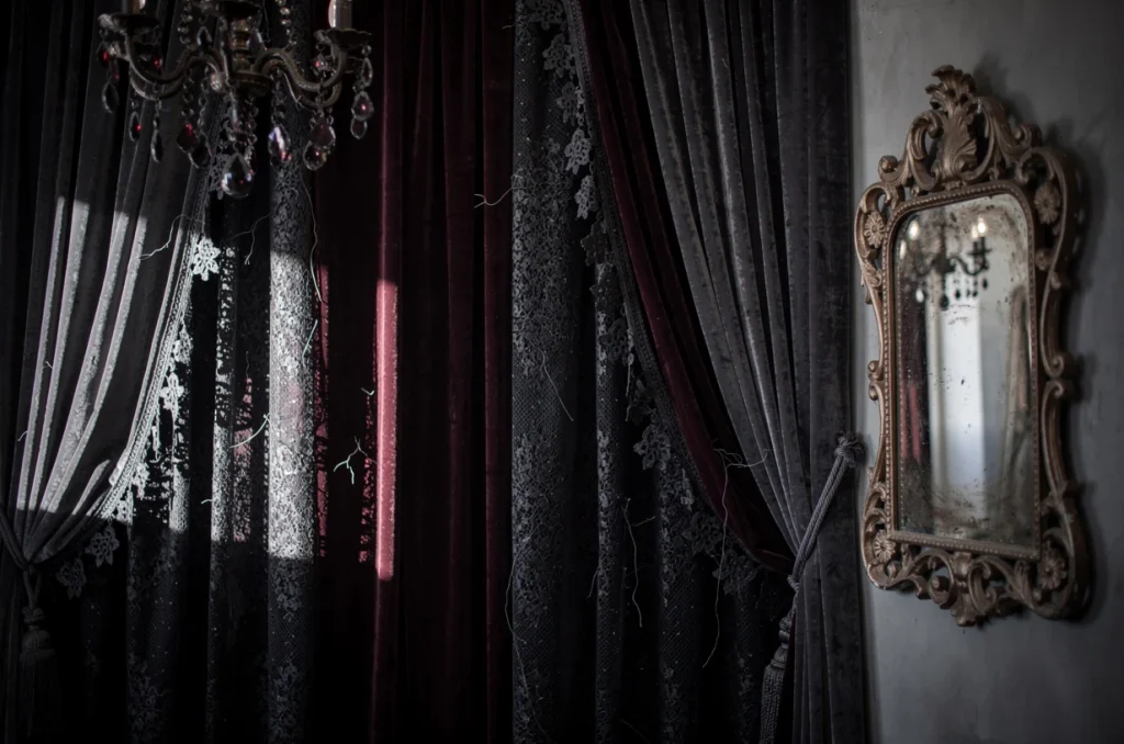 Drapés de velours et dentelle sombre : quand les robes gothiques inspirent la décoration murale