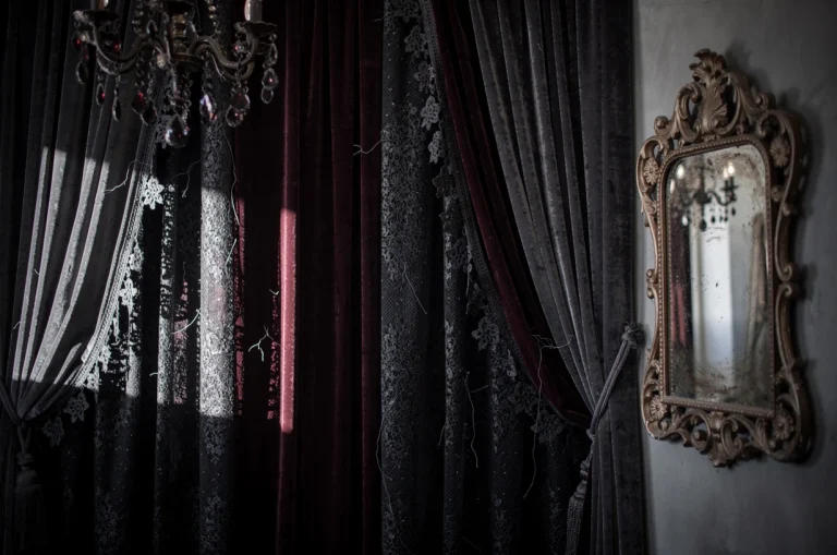 Drapés de velours et dentelle sombre : quand les robes gothiques inspirent la décoration murale